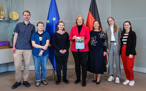 Jugend-Enquete-Kommission 2024 ĂŒbergibt Policy Paper: Demokratieförderung. Wie bleibt unsere Demokratie wehrhaft? - Foto: presseportal.de Jugend-Enquete-Kommission 2024 ĂŒbergibt Policy Paper: Demokratieförderung. Wie bleibt unsere Demokratie wehrhaft? - Foto: presseportal.de