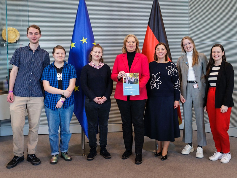 Jugend-Enquete-Kommission 2024 übergibt Policy Paper: Demokratieförderung. Wie bleibt unsere Demokratie wehrhaft? - Foto: presseportal.de