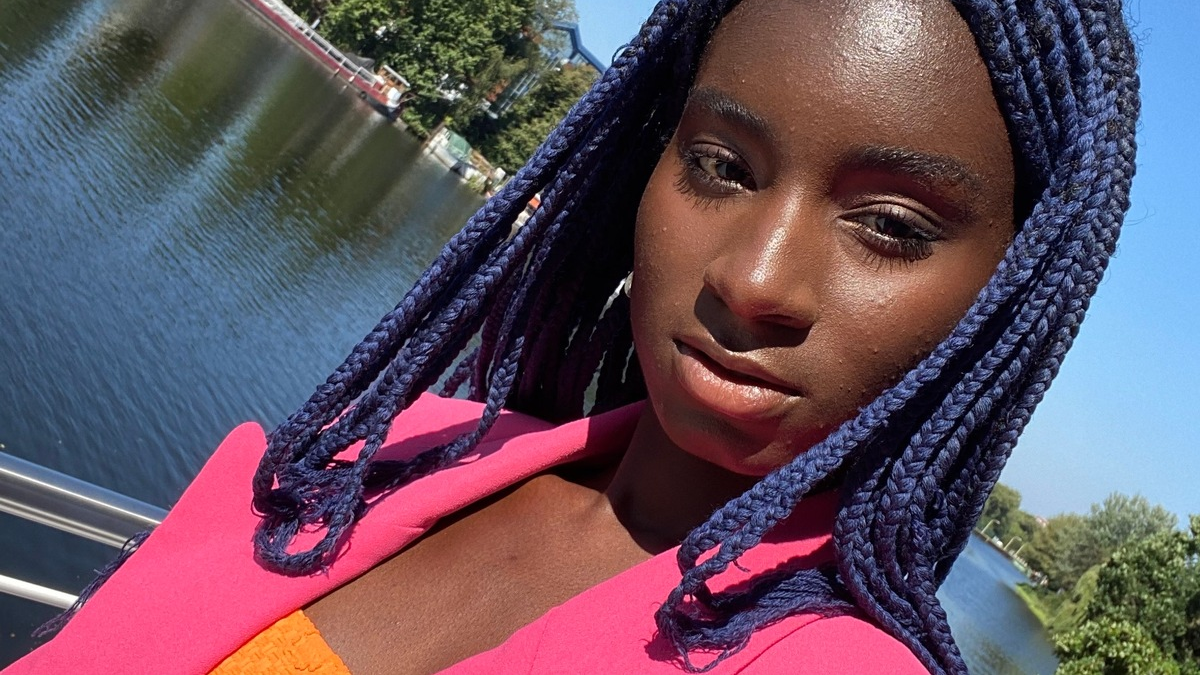 Tänzerin Oumi Janta und Always: Gemeinsam für ein unbeschwertes Gefühl während der Periode mit #AlwaysShake - Foto: presseportal.de