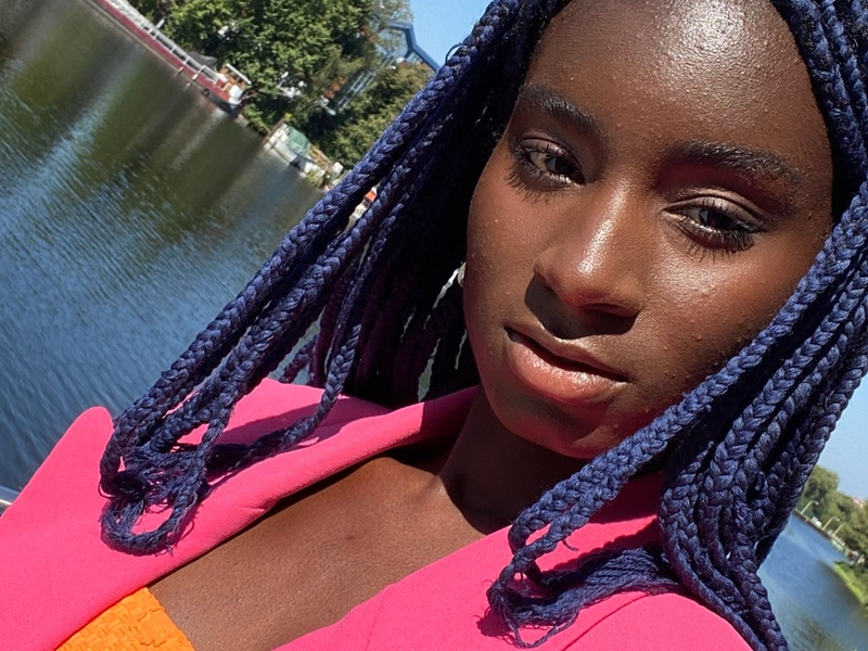 Tänzerin Oumi Janta und Always: Gemeinsam für ein unbeschwertes Gefühl während der Periode mit #AlwaysShake - Foto: presseportal.de