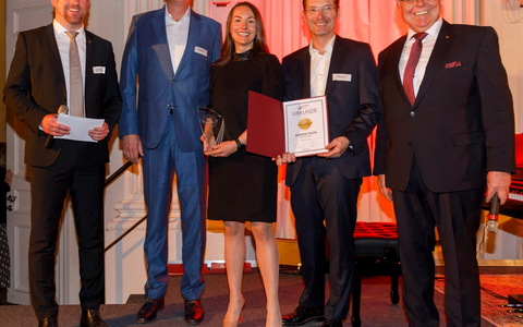 Ausgezeichnet: QUCOXX revolutioniert den Zugang zu Lösungen für kleine und mittelständische Unternehmen - Foto: presseportal.de Ausgezeichnet: QUCOXX revolutioniert den Zugang zu Lösungen für kleine und mittelständische Unternehmen - Foto: presseportal.de