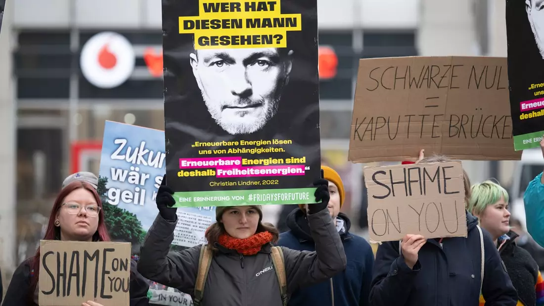 Vergangene Woche war FDP-Spitzenkandidat Christian Lindner für eine Wahlkampfveranstaltung in Dresden. Gegner der Partei nahmen das zum Anlass für eine Demonstration. - Bild: Sebastian Kahnert/dpa