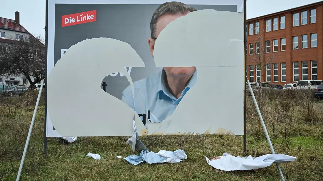Beschädigte Wahlplakete - hier ein Plakat der Partei die Linke mit dem Porträt von Bodo Ramelow in Erfurt - sieht man in diesem Bundestagswahlkampf häufig. - Bild: Martin Schutt/dpa