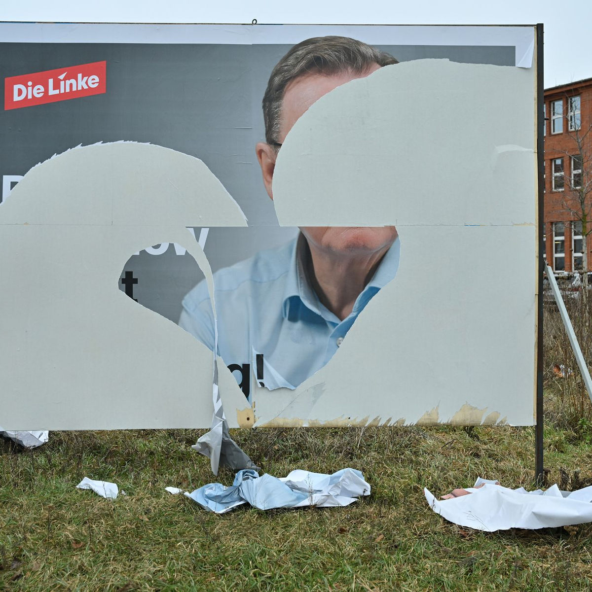 Beschädigte Wahlplakete - hier ein Plakat der Partei die Linke mit dem Porträt von Bodo Ramelow in Erfurt - sieht man in diesem Bundestagswahlkampf häufig. - Foto: Martin Schutt/dpa