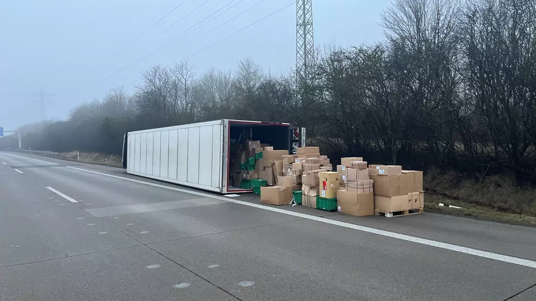 API-TH: Vollsperrung - Lkw kippt auf die linke Fahrzeugseite - Bild: presseportal.de