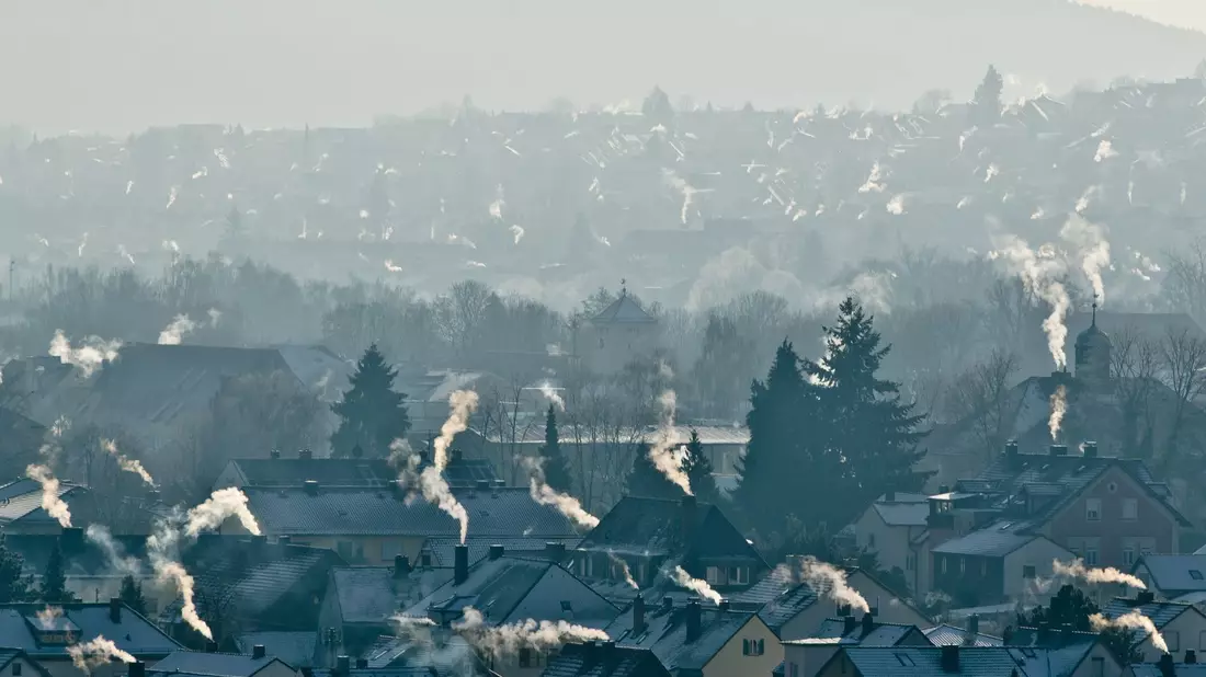 Qualmende Schornsteine - Bild: Armin Weigel/dpa/dpa-tmn
