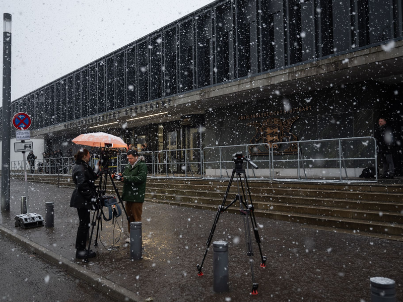 Der Afghane steht wegen Mordes vor Gericht. - Foto: Marijan Murat/dpa