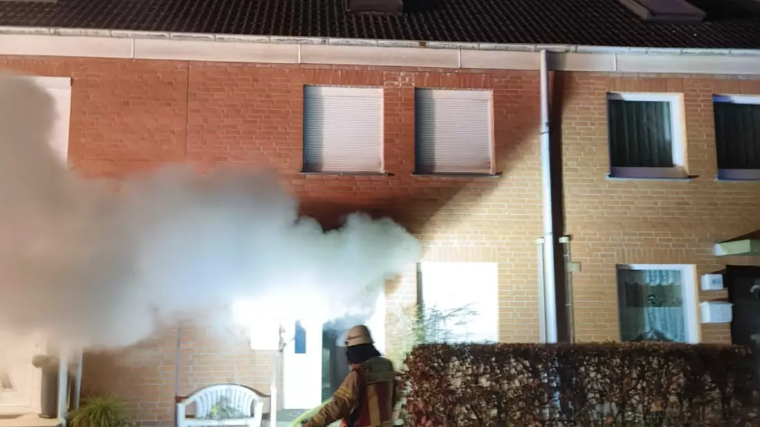 POL-STD: Reihenhaus in Stade ausgebrannt - 200.000 Euro Schaden, Polizist und Rettungsdienstmitarbeiter bei Widerstand durch Patienten verletzt - Bild: presseportal.de