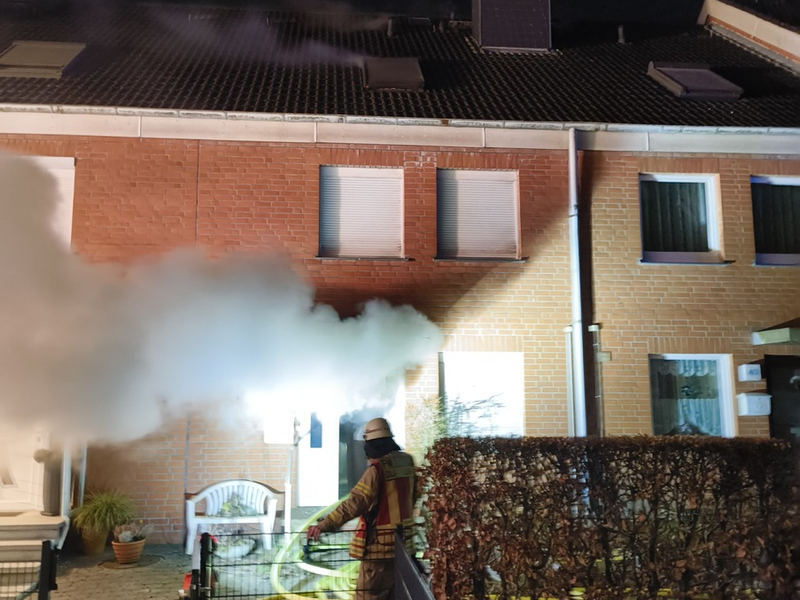 POL-STD: Reihenhaus in Stade ausgebrannt - 200.000 Euro Schaden, Polizist und Rettungsdienstmitarbeiter bei Widerstand durch Patienten verletzt - Foto: presseportal.de