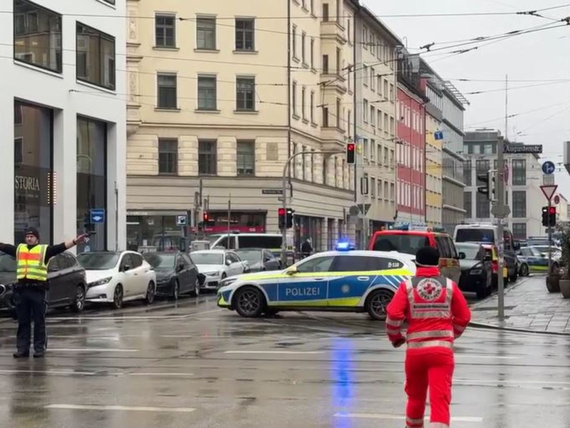Großeinsatz in München. - Foto: Peter Kneffel/dpa