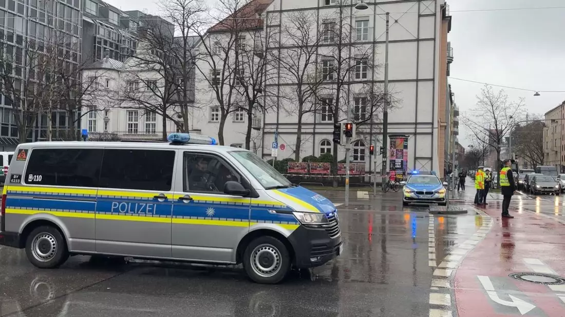 Polizei «mit starken Kräften» vor Ort. - Bild: Roland Freund/dpa