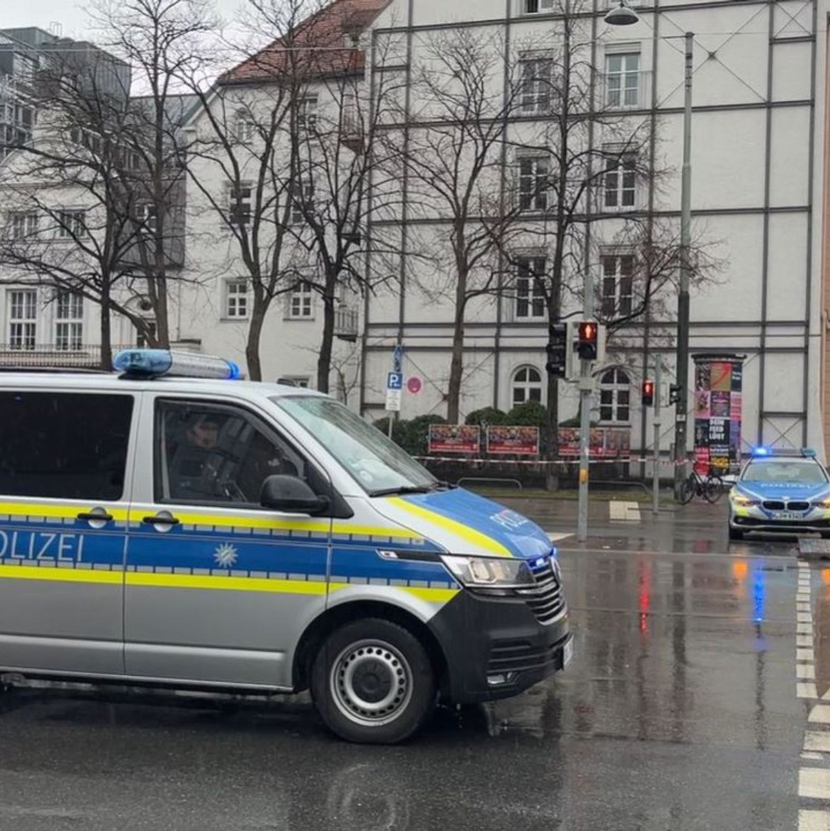 Polizei «mit starken Kräften» vor Ort. - Foto: Roland Freund/dpa