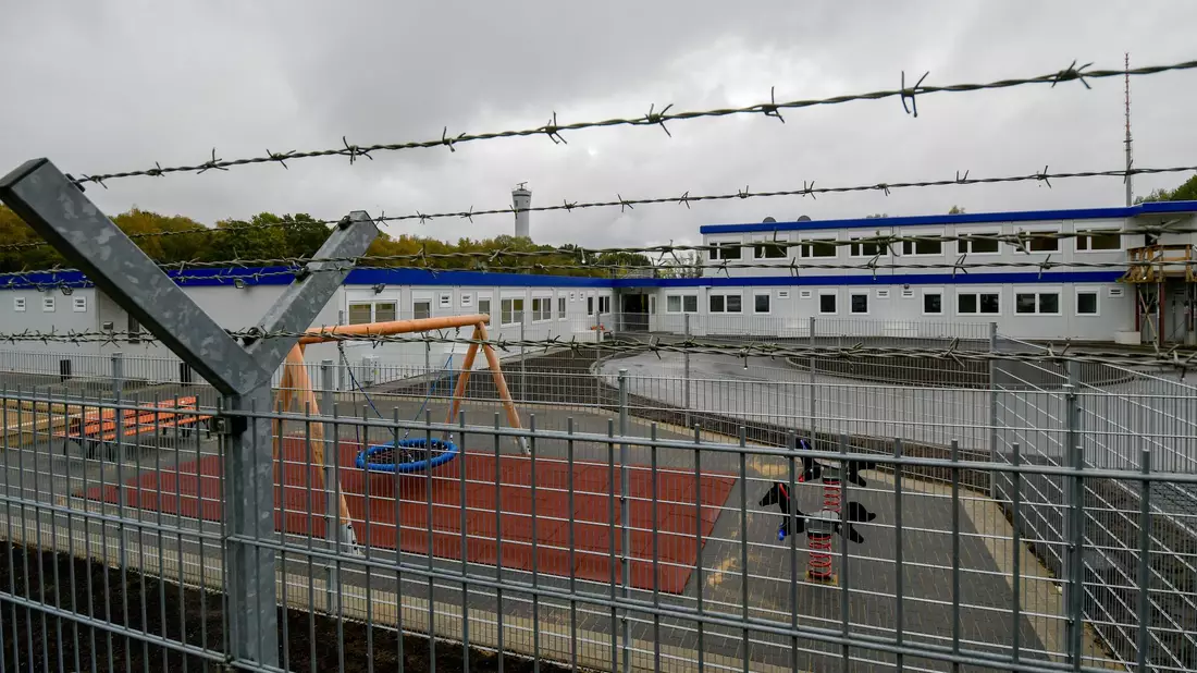 Ausreisegewahrsam wird angeordnet, wenn die Ausreisefrist abgelaufen ist und zu erwarten ist, dass der Ausreisepflichtige die Abschiebung erschweren oder verhindern wird. (Archiv) - Bild: Axel Heimken/dpa
