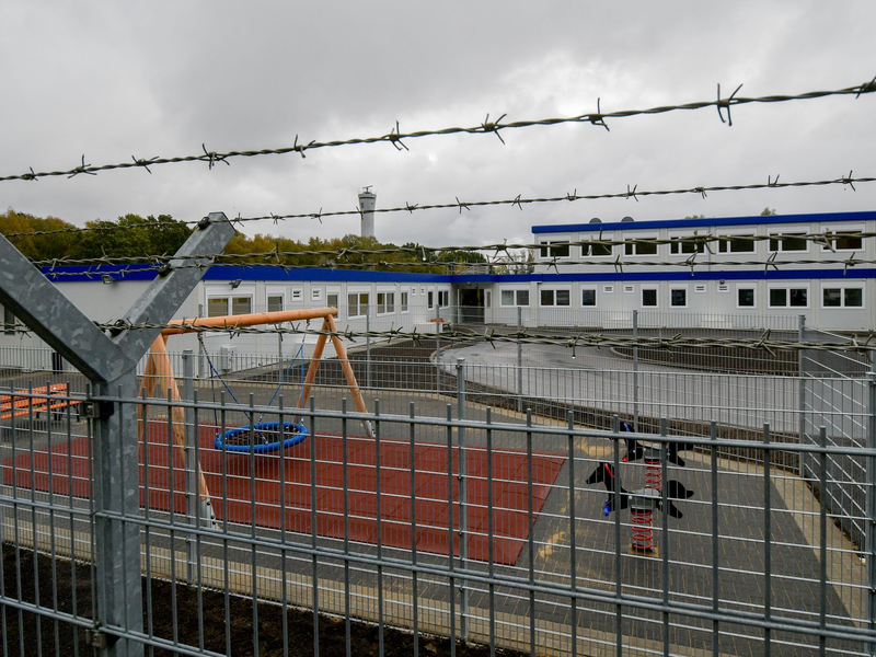 Ausreisegewahrsam wird angeordnet, wenn die Ausreisefrist abgelaufen ist und zu erwarten ist, dass der Ausreisepflichtige die Abschiebung erschweren oder verhindern wird. (Archiv) - Foto: Axel Heimken/dpa