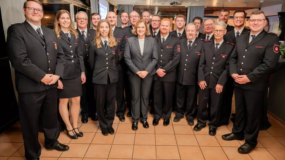 FW Dinslaken: Jahreshauptversammlung des Löschzuges Eppinghoven - Rückblick, Ehrungen und ein besonderes Jubiläum - Bild: presseportal.de