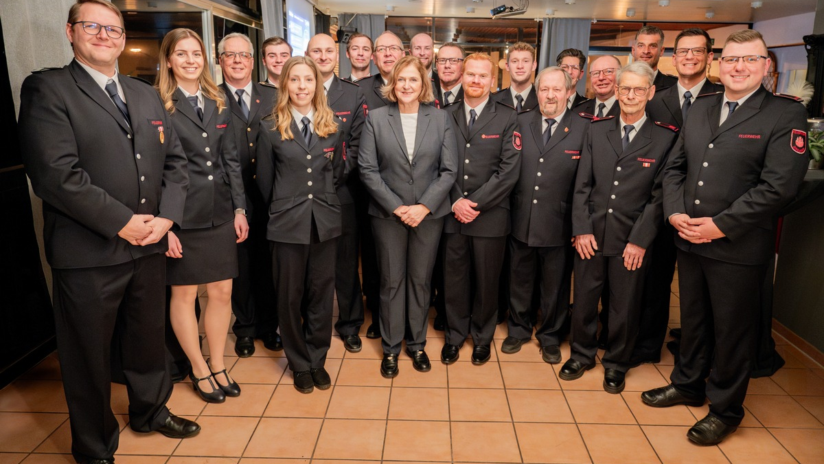 FW Dinslaken: Jahreshauptversammlung des Löschzuges Eppinghoven - Rückblick, Ehrungen und ein besonderes Jubiläum - Foto: presseportal.de