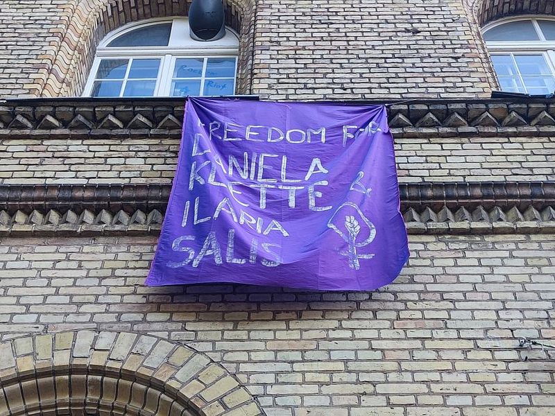 Banner mit Forderung nach Freilassung von Daniela Klette und Ilaria Salis (Archiv) - Foto: über dts Nachrichtenagentur