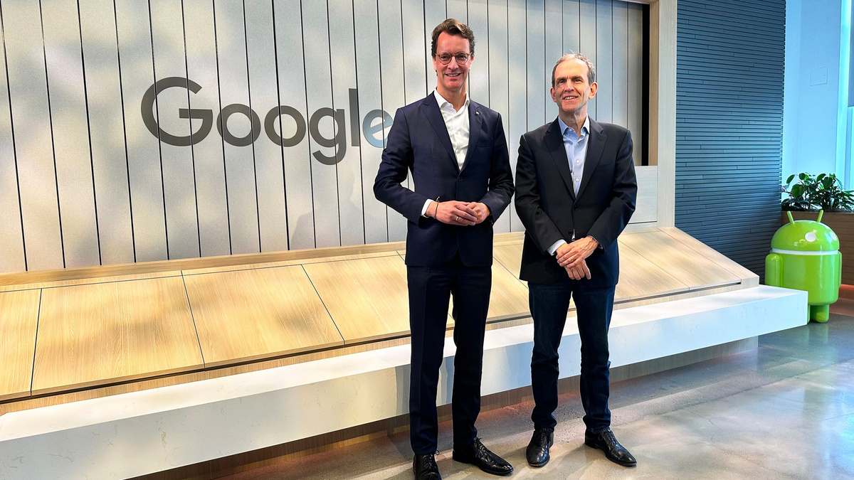 NRW-Ministerpräsident Hendrik Wüst bei einer Reise durch Kalifornien an der Seite von Google-Manager Kent Walker im April 2024 - nun haben sie sich in Berlin wiedergetroffen. - Foto: Stella Venohr/dpa