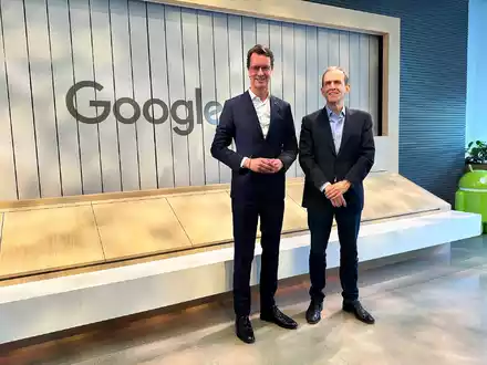 NRW-Ministerpräsident Hendrik Wüst bei einer Reise durch Kalifornien an der Seite von Google-Manager Kent Walker im April 2024 - nun haben sie sich in Berlin wiedergetroffen. - Foto: Stella Venohr/dpa
