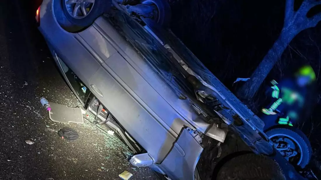 POL-REK: 250213-2: Auto blieb auf Dach liegen - Autofahrer leicht verletzt - Bild: presseportal.de
