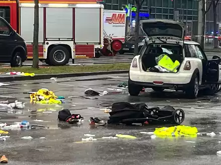 Mit seinem Auto überfuhr der Mann mehrere Menschen. (Archivbild) - Foto: Christoph Trost/dpa