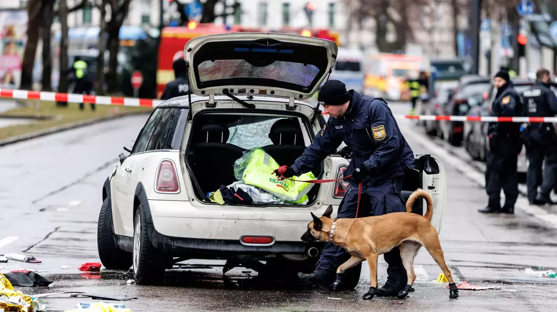 Mit diesem Auto fuhr der Täter von hinten in den Demonstrationszug. Eine Mutter und ihr Kind starben inzwischen an den Folgen ihrer schweren Verletzungen.  - Bild: Matthias Balk/dpa