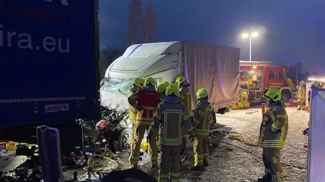 FW Hannover: Fahrer nach Verkehrsunfall schwer eingeklemmt - Bild: presseportal.de