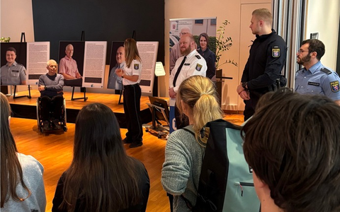 POL-DA: Darmstadt: Wanderausstellung Der Mensch dahinter zieht weiter / Positive Resonanz in Darmstadt - Foto: presseportal.de