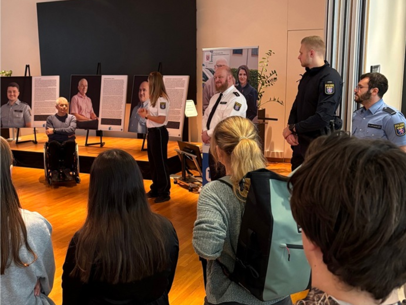 POL-DA: Darmstadt: Wanderausstellung Der Mensch dahinter zieht weiter / Positive Resonanz in Darmstadt - Foto: presseportal.de