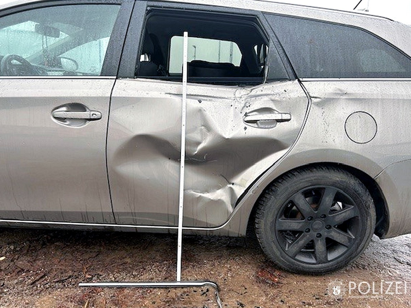 POL-PPWP: Lkw rangiert - Pkw gerammt - Foto: presseportal.de