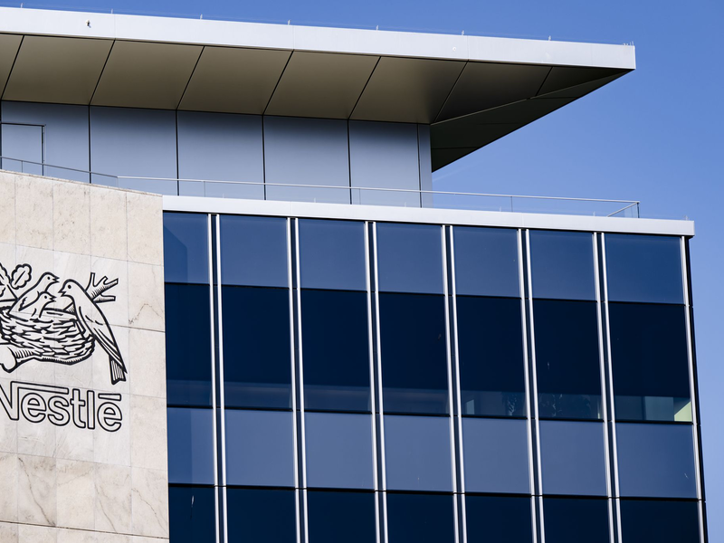 Dem Schweizer Lebensmittelkonzern Nestlé machen gestiegene Preise zu schaffen (Archivbild) - Foto: Jean-Christophe Bott/KEYSTONE/dpa