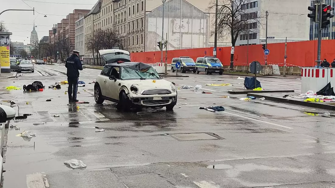 Auto fährt in München in Menschenmenge am 13.02.2025 - Bild: über dts Nachrichtenagentur