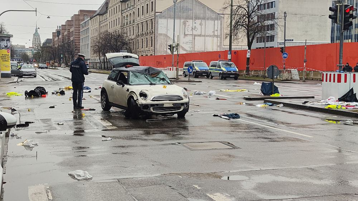 Auto fährt in München in Menschenmenge am 13.02.2025 - Foto: über dts Nachrichtenagentur