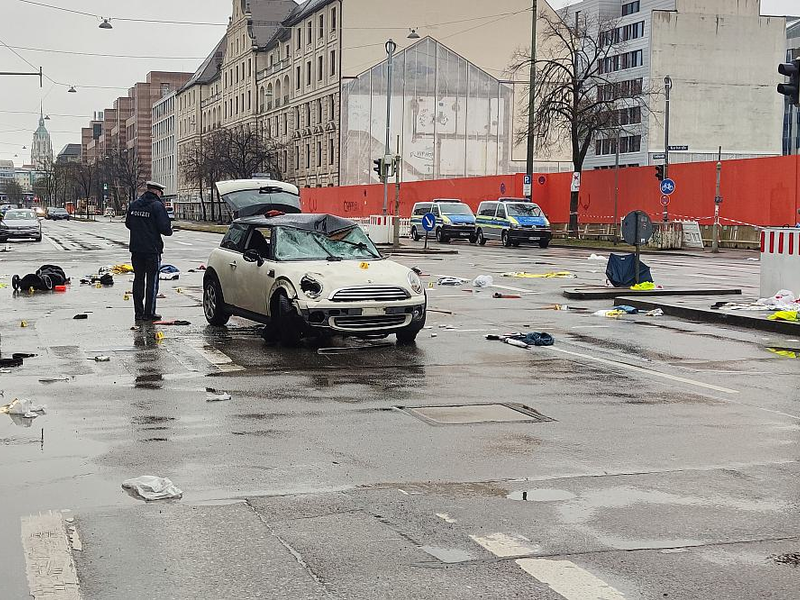 Auto fährt in München in Menschenmenge am 13.02.2025 - Foto: über dts Nachrichtenagentur