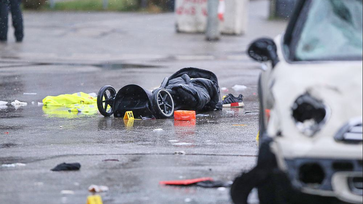 Auto fährt in München in Menschenmenge am 13.02.2025 - Foto: über dts Nachrichtenagentur
