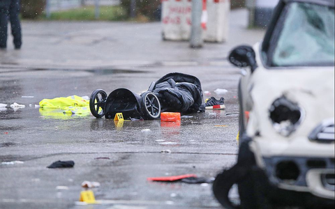 Auto fährt in München in Menschenmenge am 13.02.2025 - Foto: über dts Nachrichtenagentur