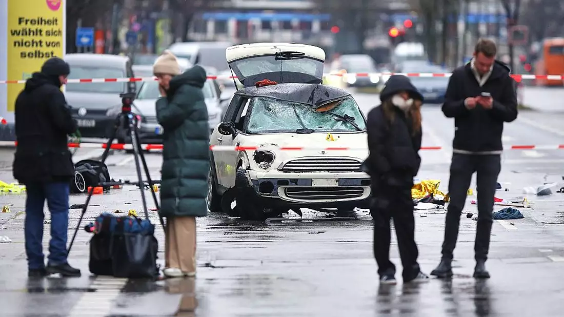 Auto fährt in München in Menschenmenge am 13.02.2025 - Bild: über dts Nachrichtenagentur