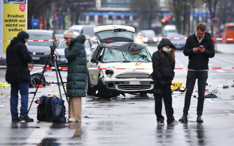Auto fährt in München in Menschenmenge am 13.02.2025 - Foto: über dts Nachrichtenagentur
