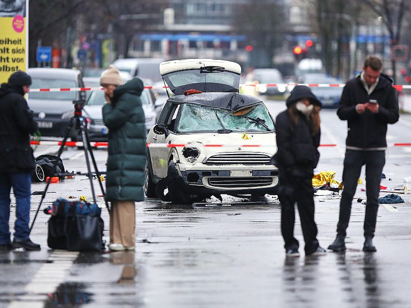 Auto fährt in München in Menschenmenge am 13.02.2025 - Foto: über dts Nachrichtenagentur