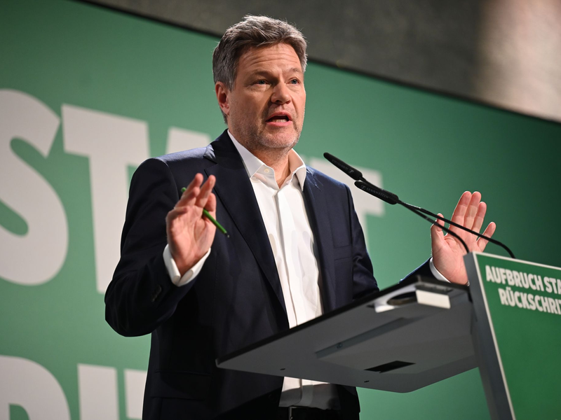 Auch die zweite Prüfung der Plagiatsvorwürfe gegen Robert Habeck durch die Universität Hamburg entlastet den Grünen-Kanzlerkandidaten. (Archivbild) - Foto: Sarah Knorr/dpa