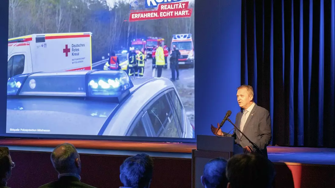 POL-GI: Grünberg: Schilderungen beim CrashKurs beeindruckten Schülerinnen und Schüler - Innenstaatssekretär Martin Rößler hob die Bedeutung der schulischen Verkehrsunfallprävention hervor - Bild: presseportal.de