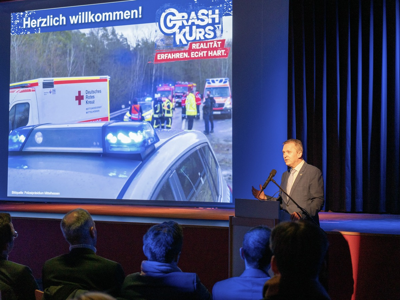 POL-GI: Grünberg: Schilderungen beim CrashKurs beeindruckten Schülerinnen und Schüler - Innenstaatssekretär Martin Rößler hob die Bedeutung der schulischen Verkehrsunfallprävention hervor - Foto: presseportal.de