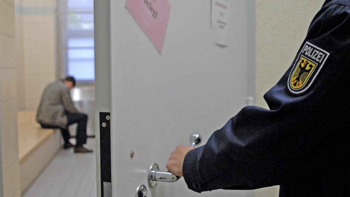 Bundespolizeidirektion München: Reise endet nach Kontrolle durch die Bundespolizei in der Justizvollzugsanstalt - Foto: presseportal.de