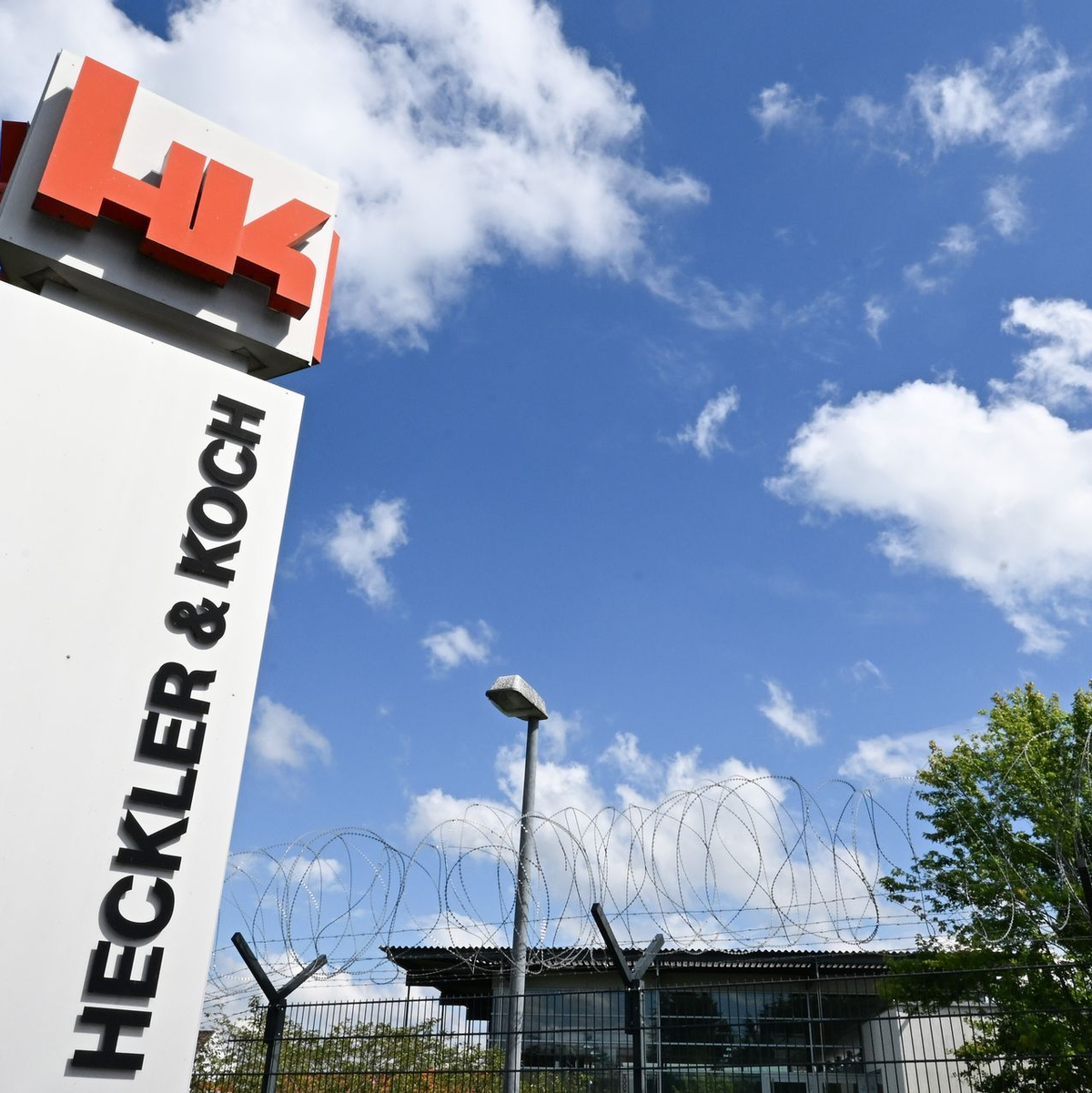 Dunkle Wolken sind in den geschäftlichen Perspektiven von Heckler & Koch nicht zu erkennen. - Foto: Bernd Weißbrod/dpa