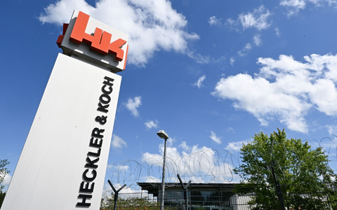 Dunkle Wolken sind in den geschäftlichen Perspektiven von Heckler & Koch nicht zu erkennen. - Foto: Bernd Weißbrod/dpa