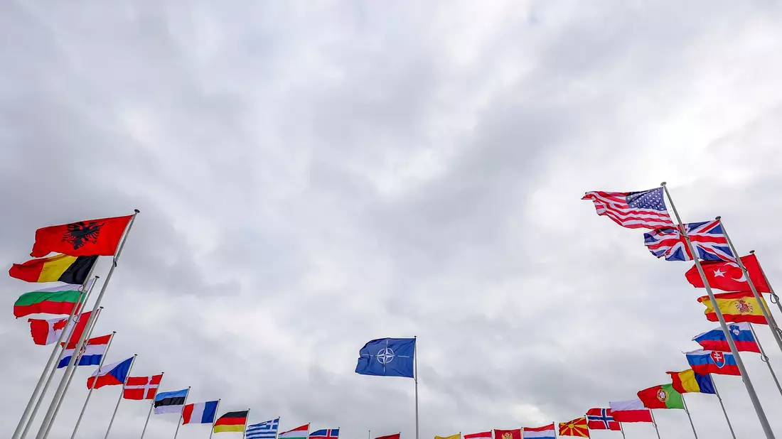 Die Fahnen der Nato-Staaten, darunter auch viele EU-Staaten. (Archivbild) - Bild: Olivier Matthys/AP/dpa