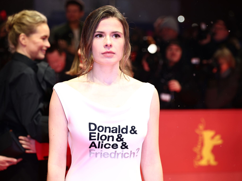 Die Aktion auf dem roten Teppich. - Foto: Christoph Soeder/dpa