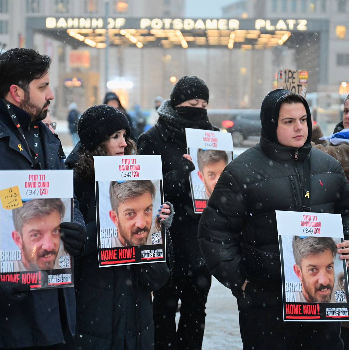Teilnehmer stehen während einer Kundgebung vor der Berlinale-Eröffnung für die israelischen Schauspieler Ariel und David Cunio, die sich in Gefangenschaft der Hamas befinden, auf dem Potsdamer Platz. (Archivbild) - Foto: Sebastian Christoph Gollnow/dpa