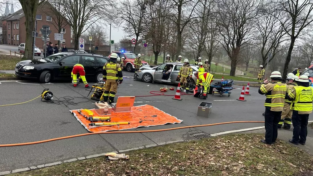 FW Xanten: Verkehrsunfall zwischen zwei PKW - Feuerwehr befreit verletzte Person - Bild: presseportal.de