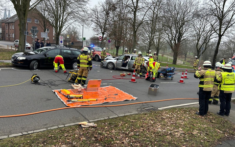FW Xanten: Verkehrsunfall zwischen zwei PKW - Feuerwehr befreit verletzte Person - Foto: presseportal.de